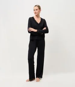Pijama Longo em Poliamida com Renda no Decote