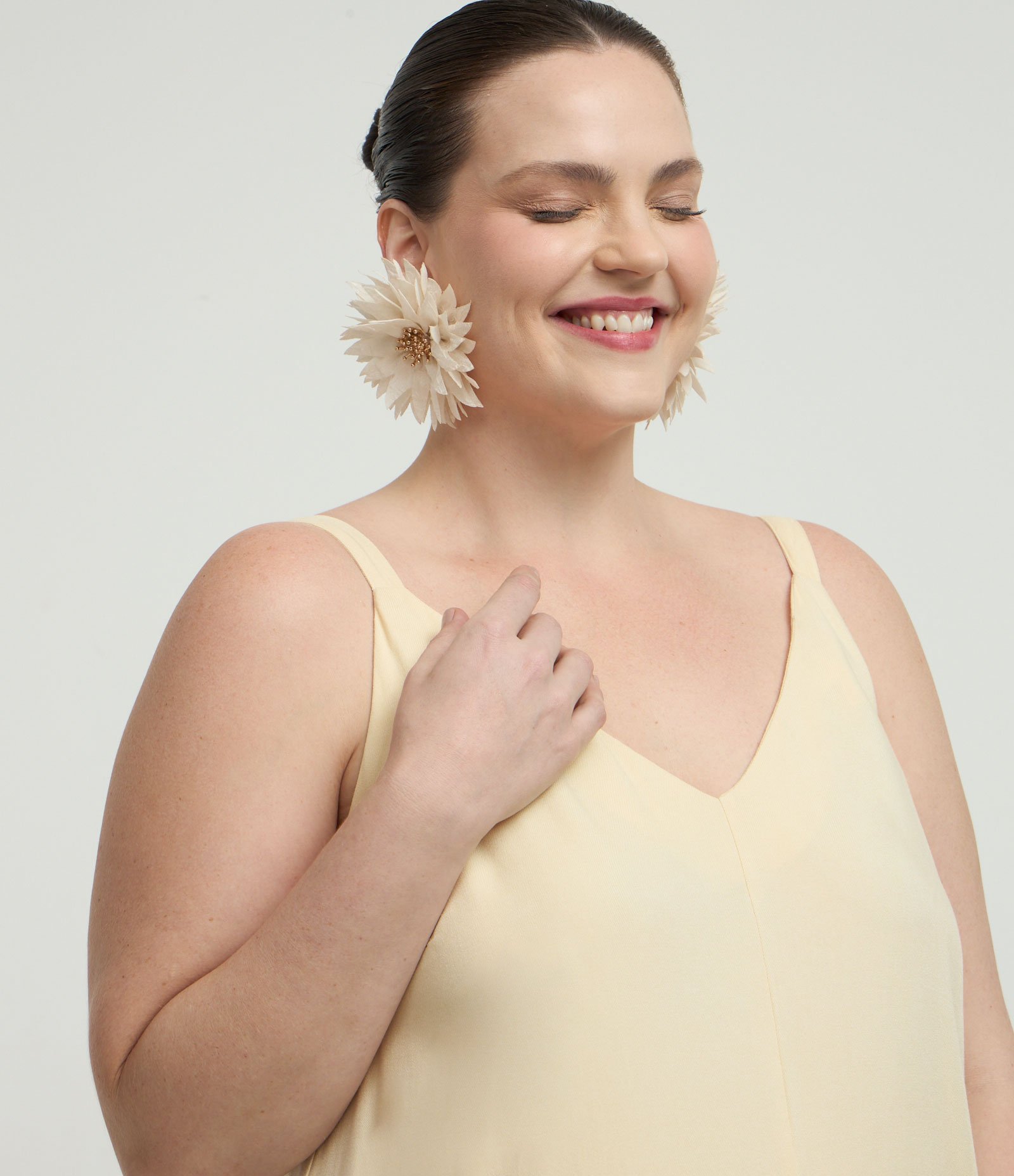 Vestido Longo Regata em Viscose com Bolsos Curve & Plus Size Amarelo Manteiga 3