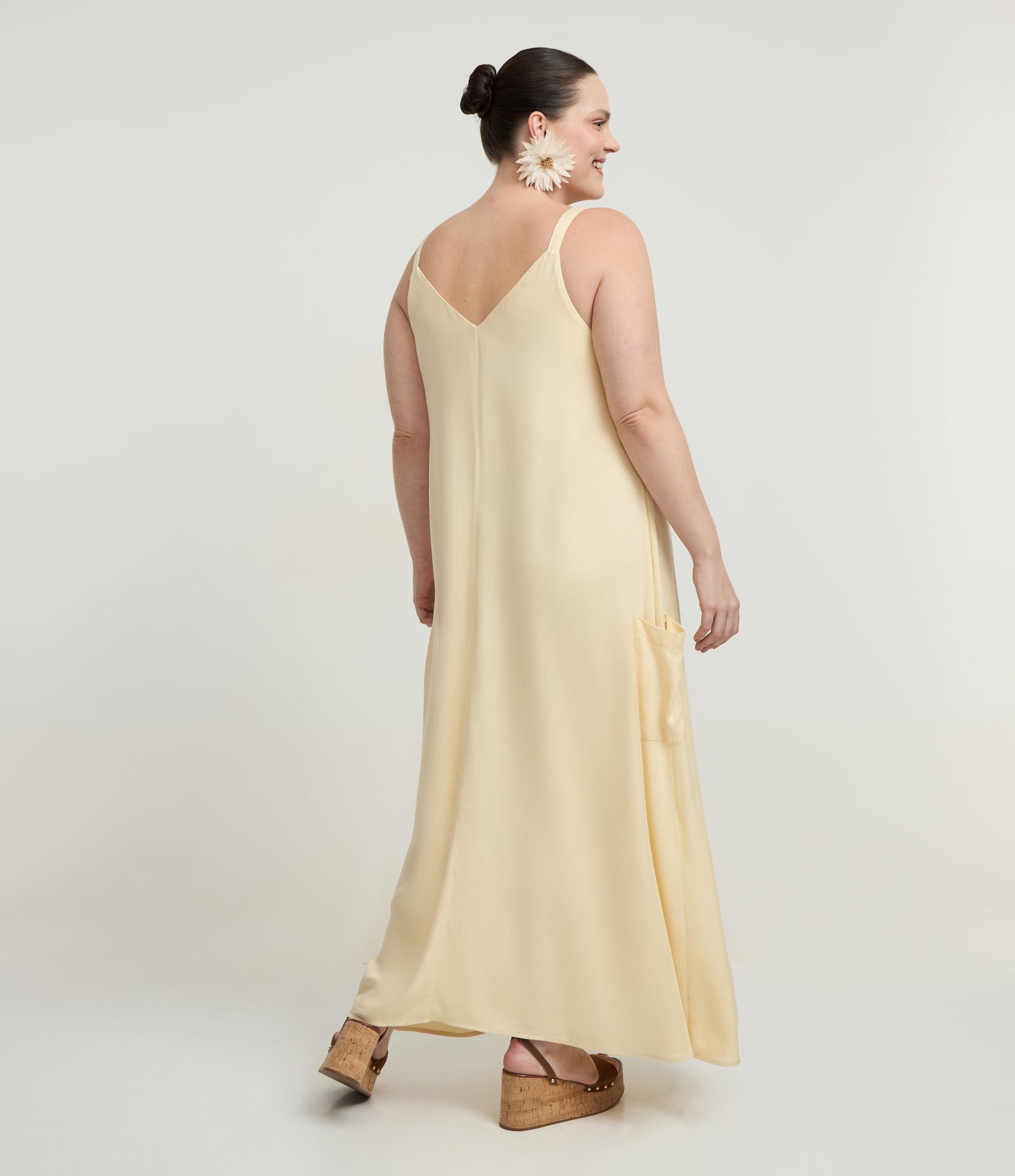 Vestido Longo Regata em Viscose com Bolsos Curve & Plus Size Amarelo Manteiga 4