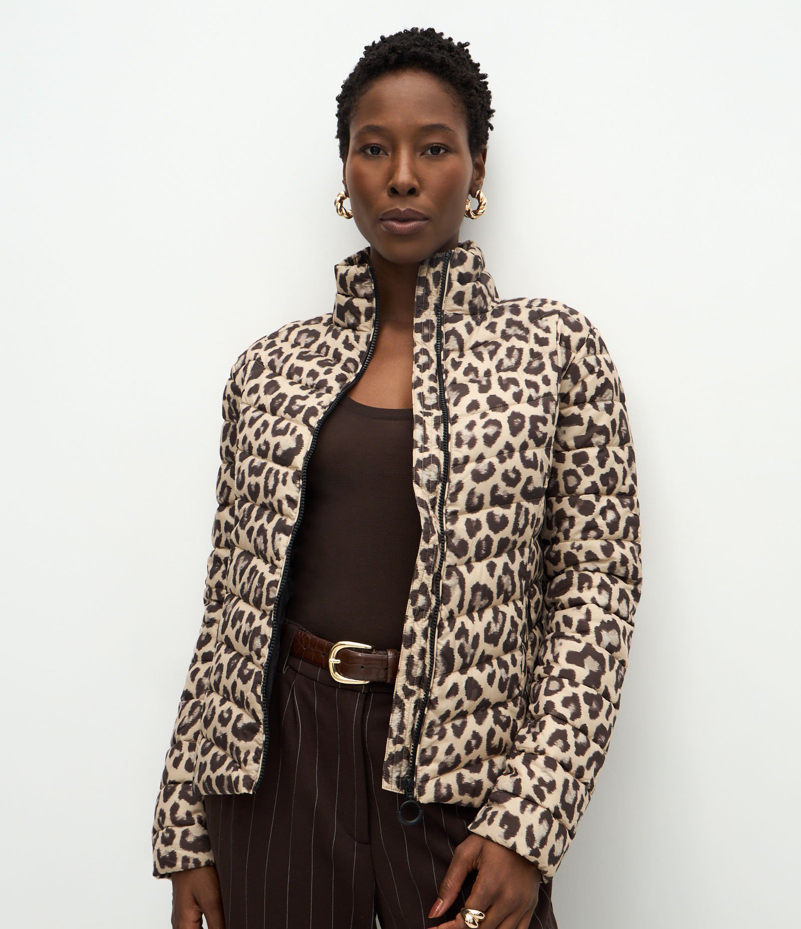 Jaqueta Puffer Ultra Leve com Gola Alta e Estampa Animal Print Bege 1