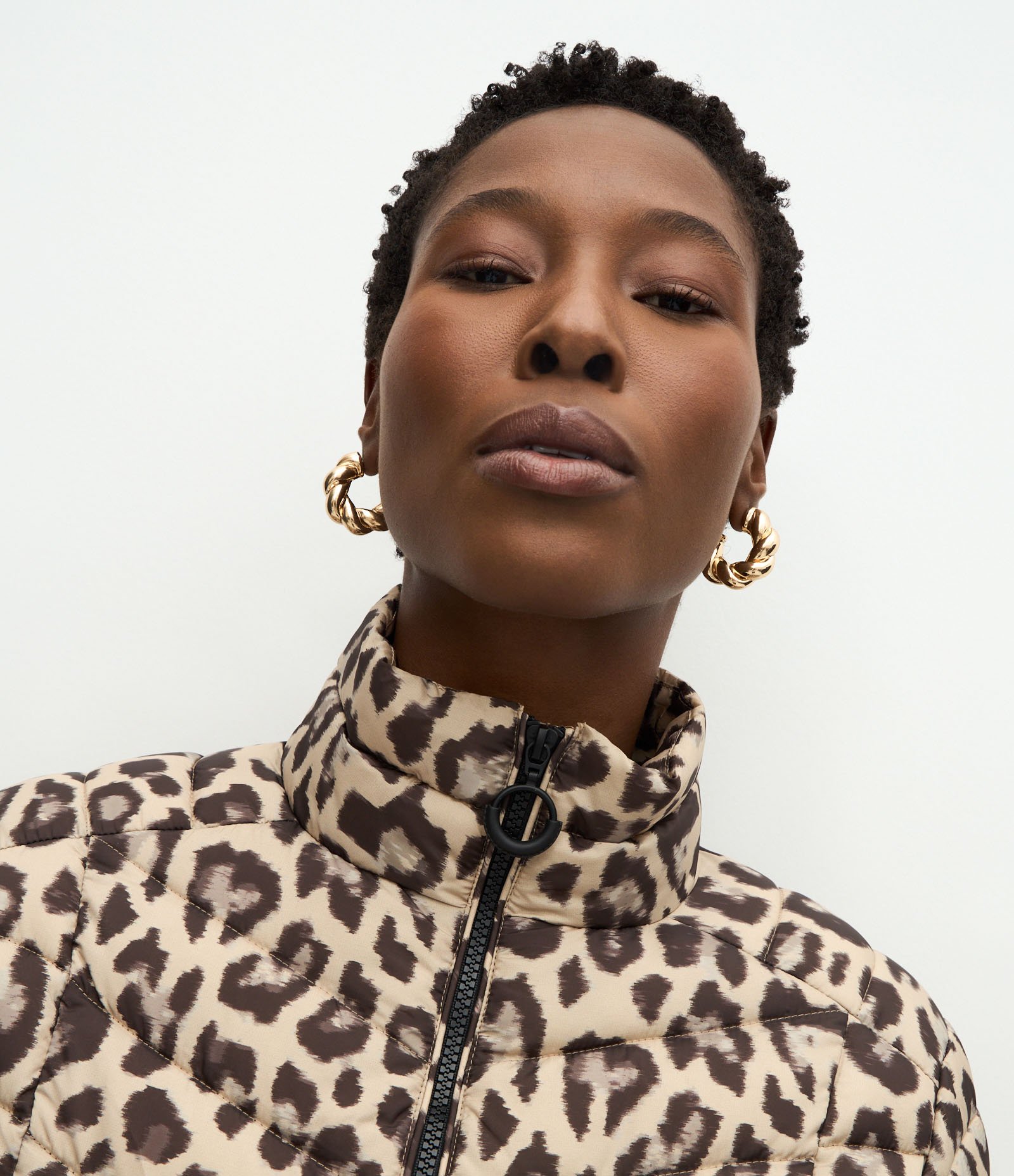 Jaqueta Puffer Ultra Leve com Gola Alta e Estampa Animal Print Bege 2