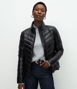 Jaqueta Puffer Ultra Leve com Gola Alta e Saquinho