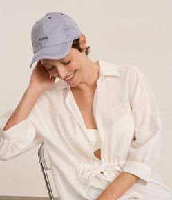 Boné Aba Curva em Sarja Listrada com Fio Tinto e Bordado de Ondas