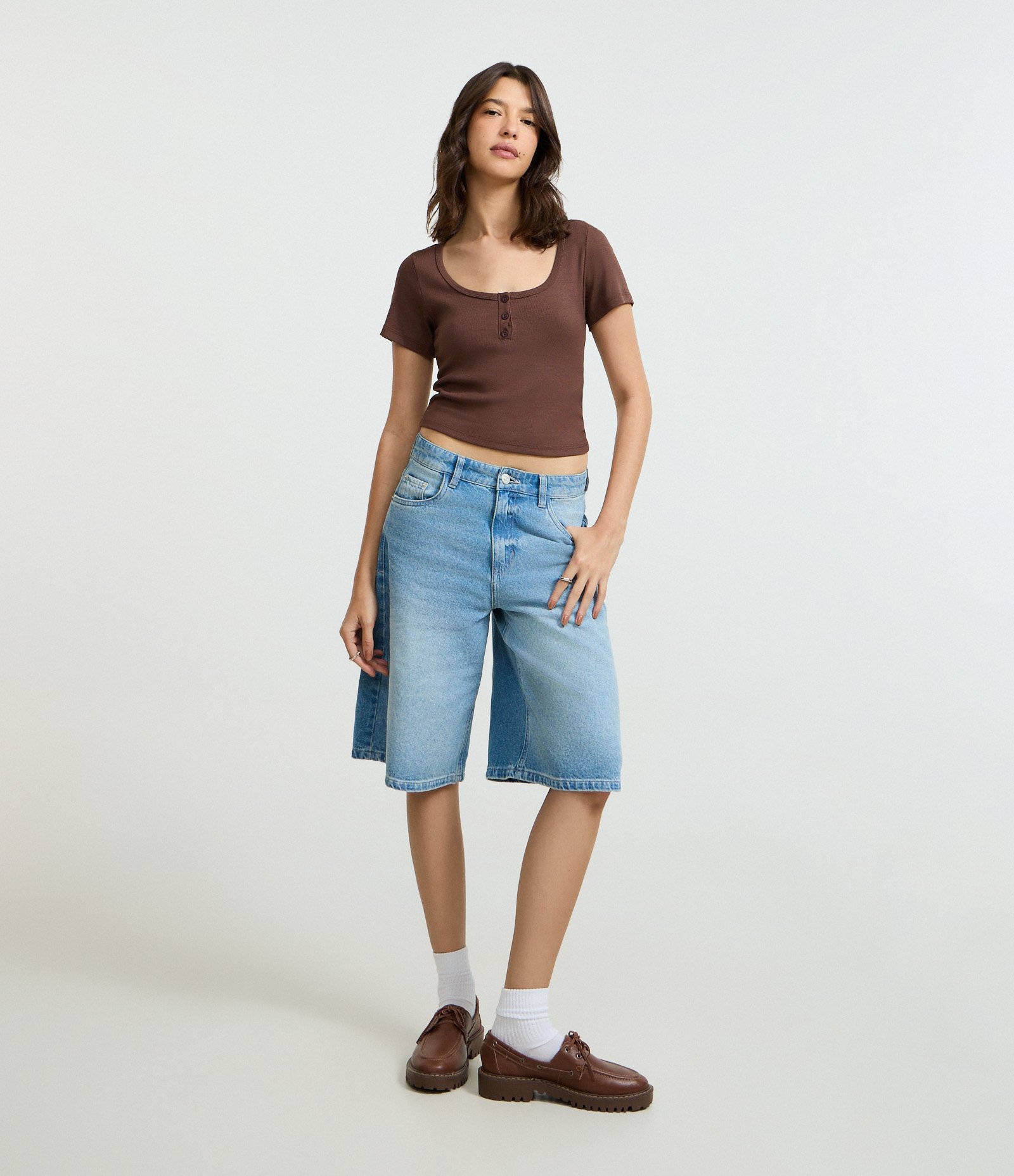 Blusa em Ribana com Botões no Decote Marrom 2