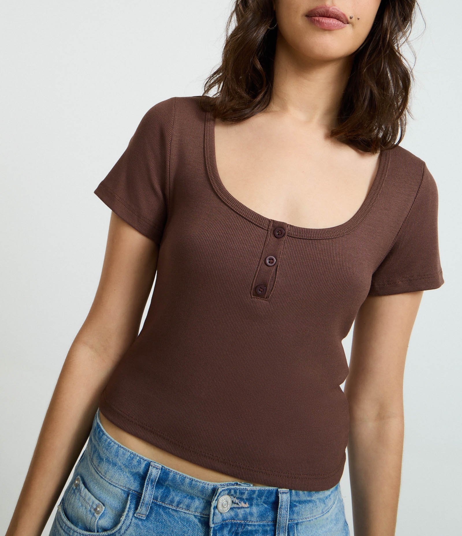 Blusa em Ribana com Botões no Decote Marrom 3