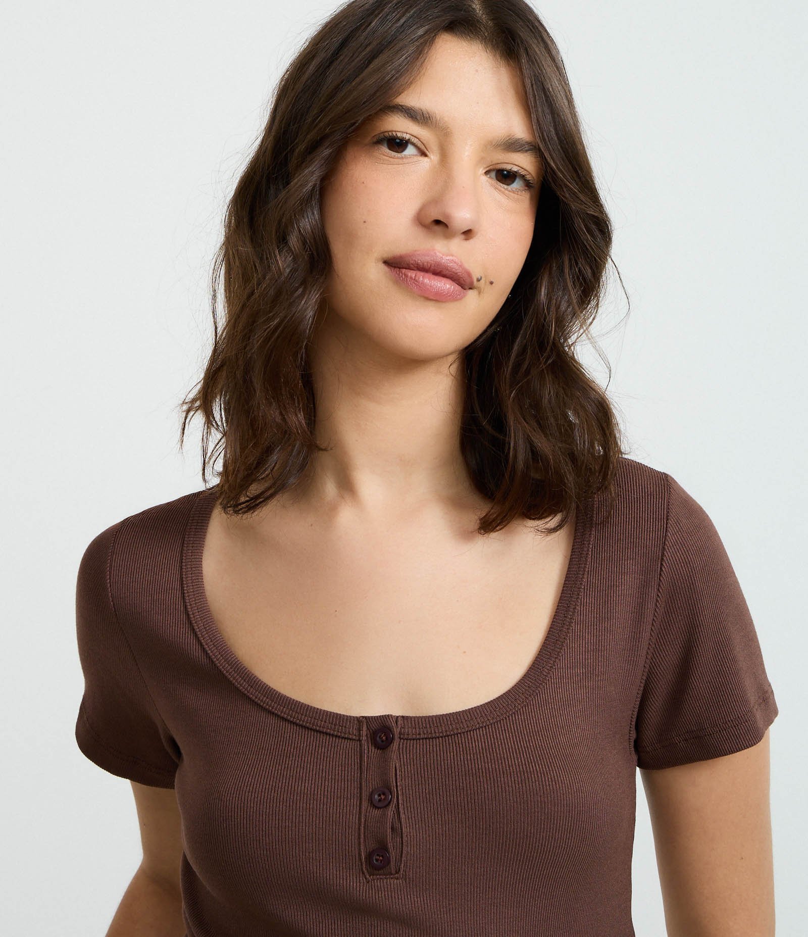Blusa em Ribana com Botões no Decote Marrom 4
