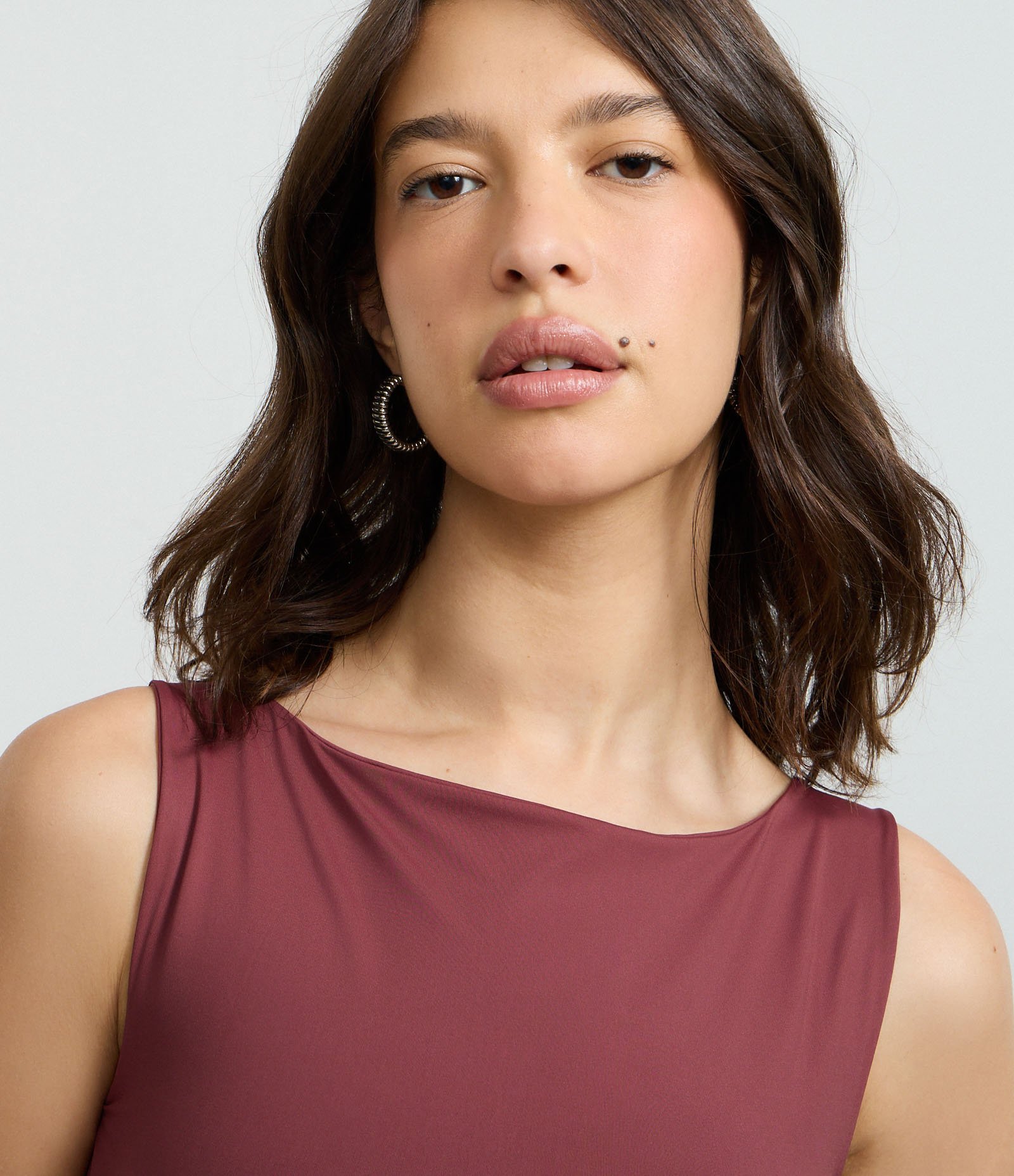 Vestido Curto em Poliamida com Decote Canoa Marrom 3