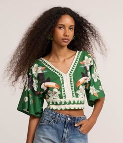Blusa Cropped com Estampa de Tucanos e Texturizada