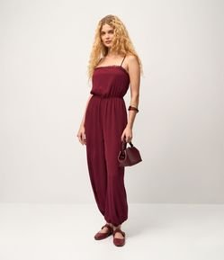 Macacão Cenoura em Chiffon com Renda e Cinto Metálico