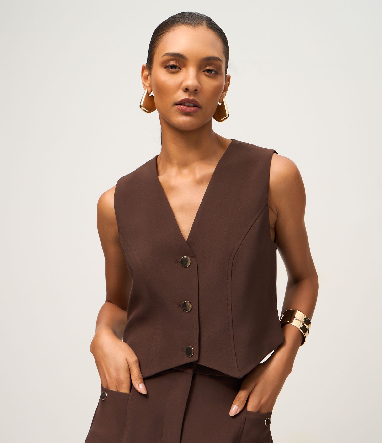 Colete em Crepe com Abotoamento e Decote V Marrom 1