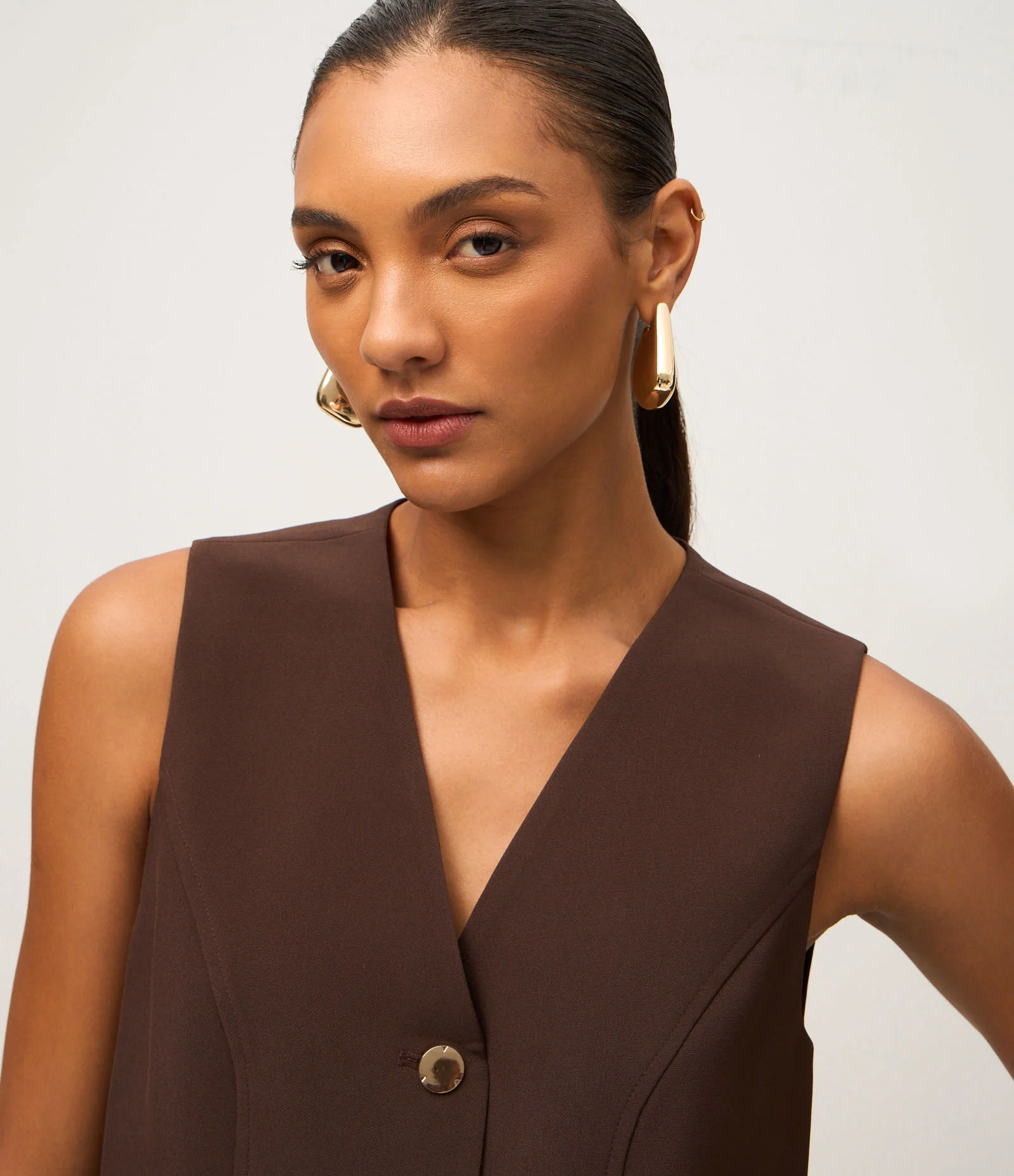 Colete em Crepe com Abotoamento e Decote V Marrom 4