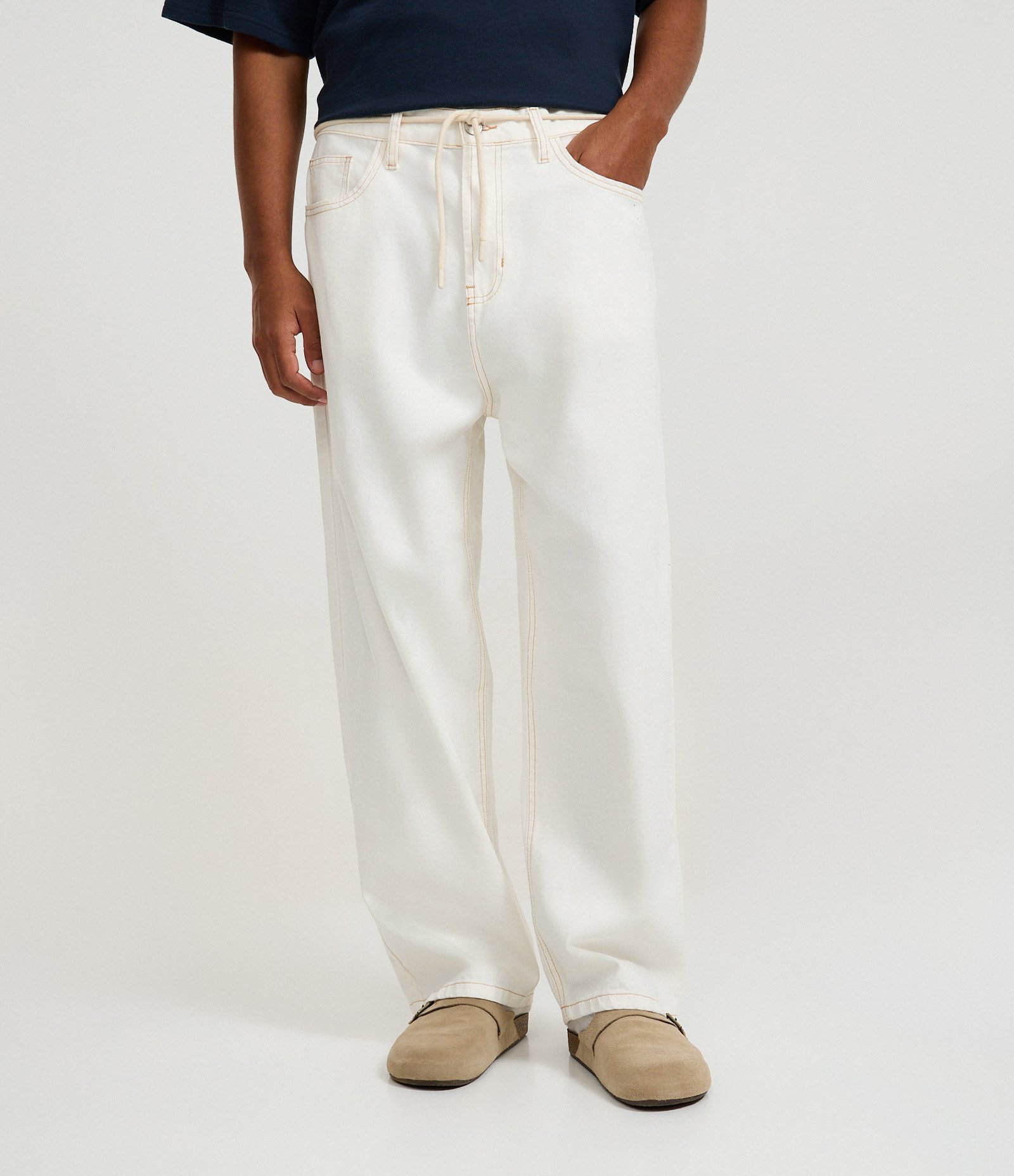 Calça Skater em Sarja com Costura Contrastante e Cordão Branco 2