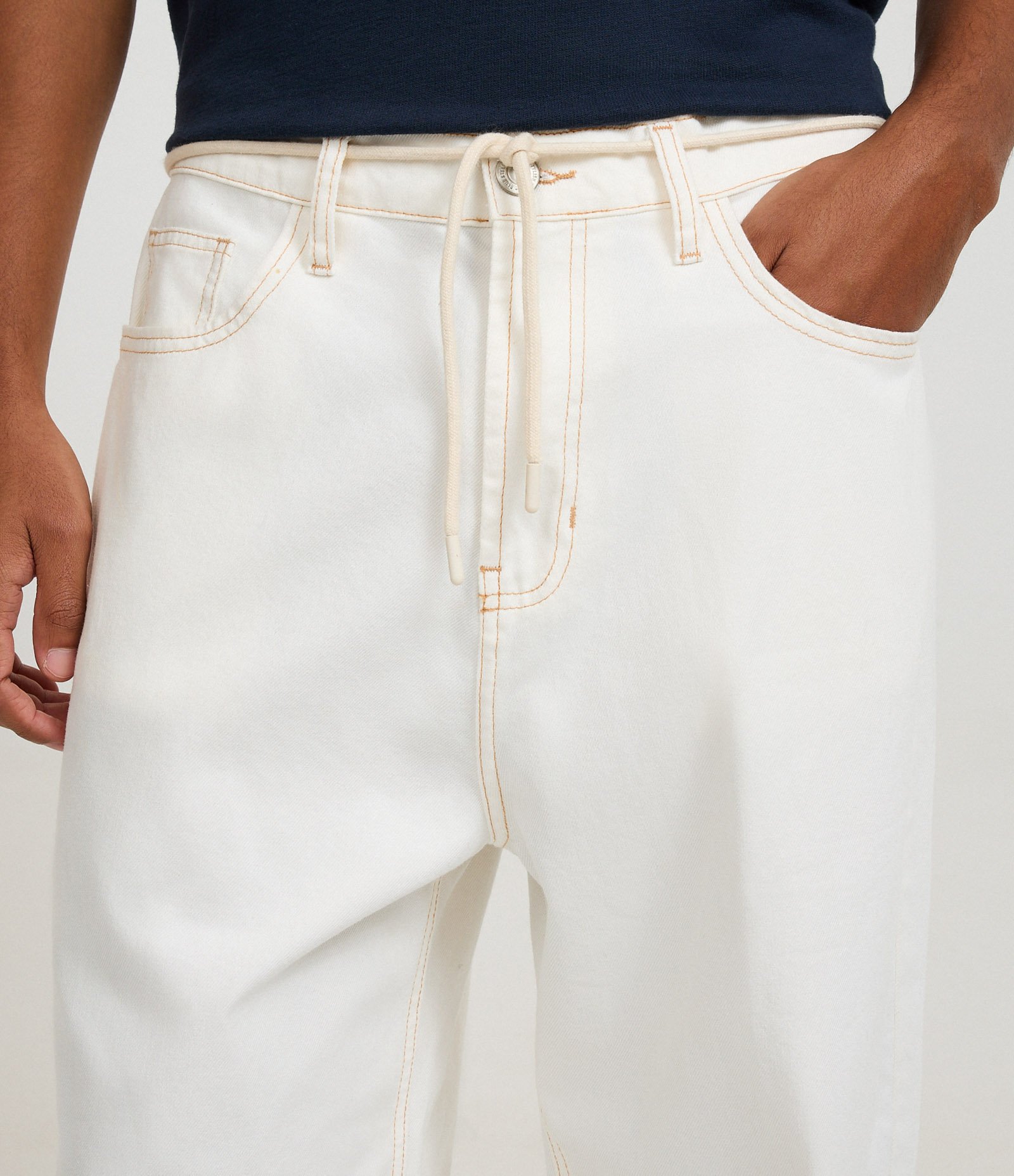 Calça Skater em Sarja com Costura Contrastante e Cordão Branco 4