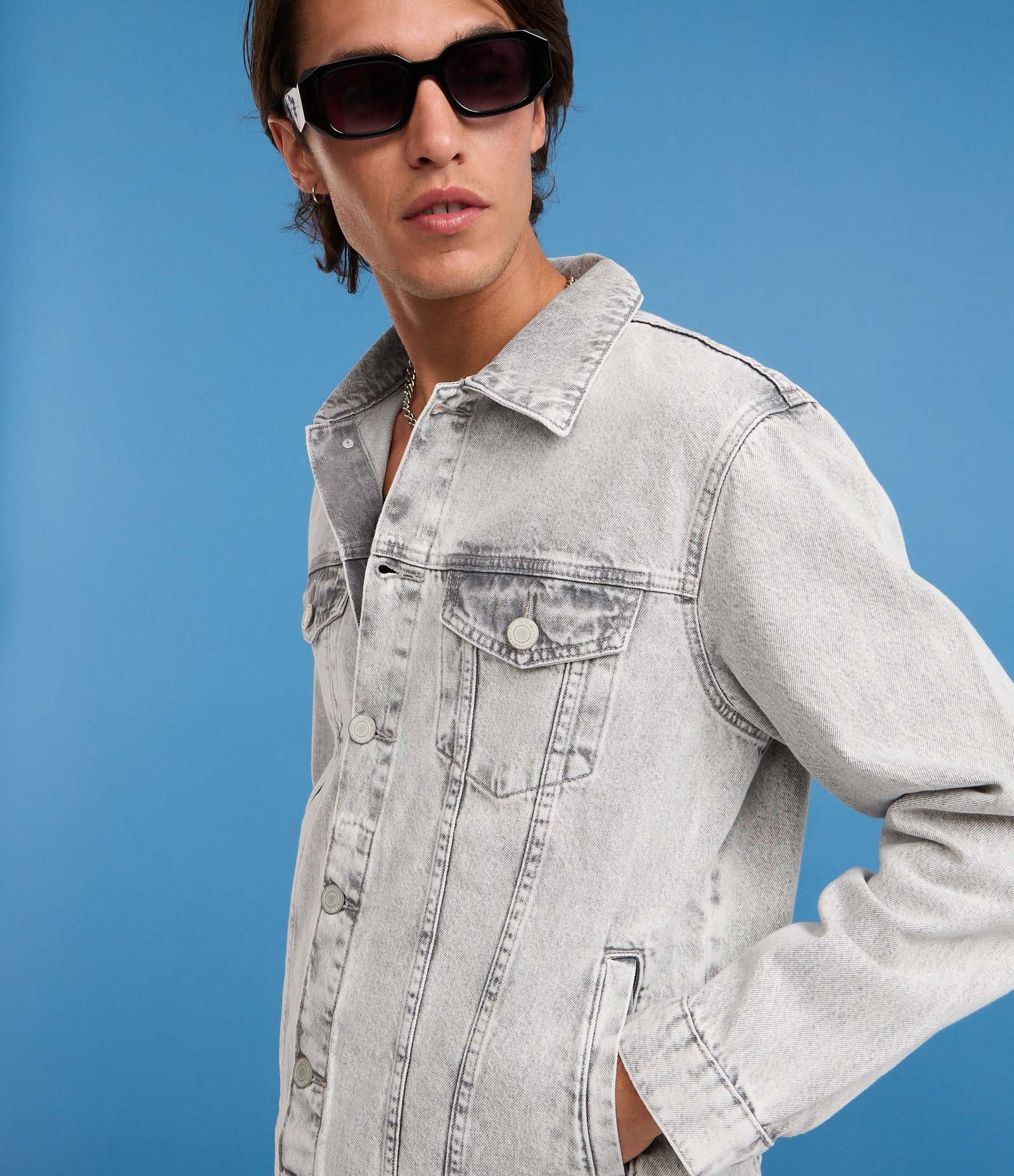 Jaqueta Regular em Jeans Estonada Cinza 4