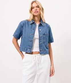 Camisa Cropped em Jeans com Botões e Bolso