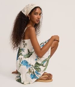 Vestido Curto Evasê com Detalhes Franzidos e Estampa Tropical