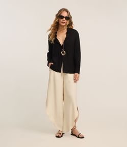 Calça Barrel Alfaiatada com Barra Assimétrica e Fenda