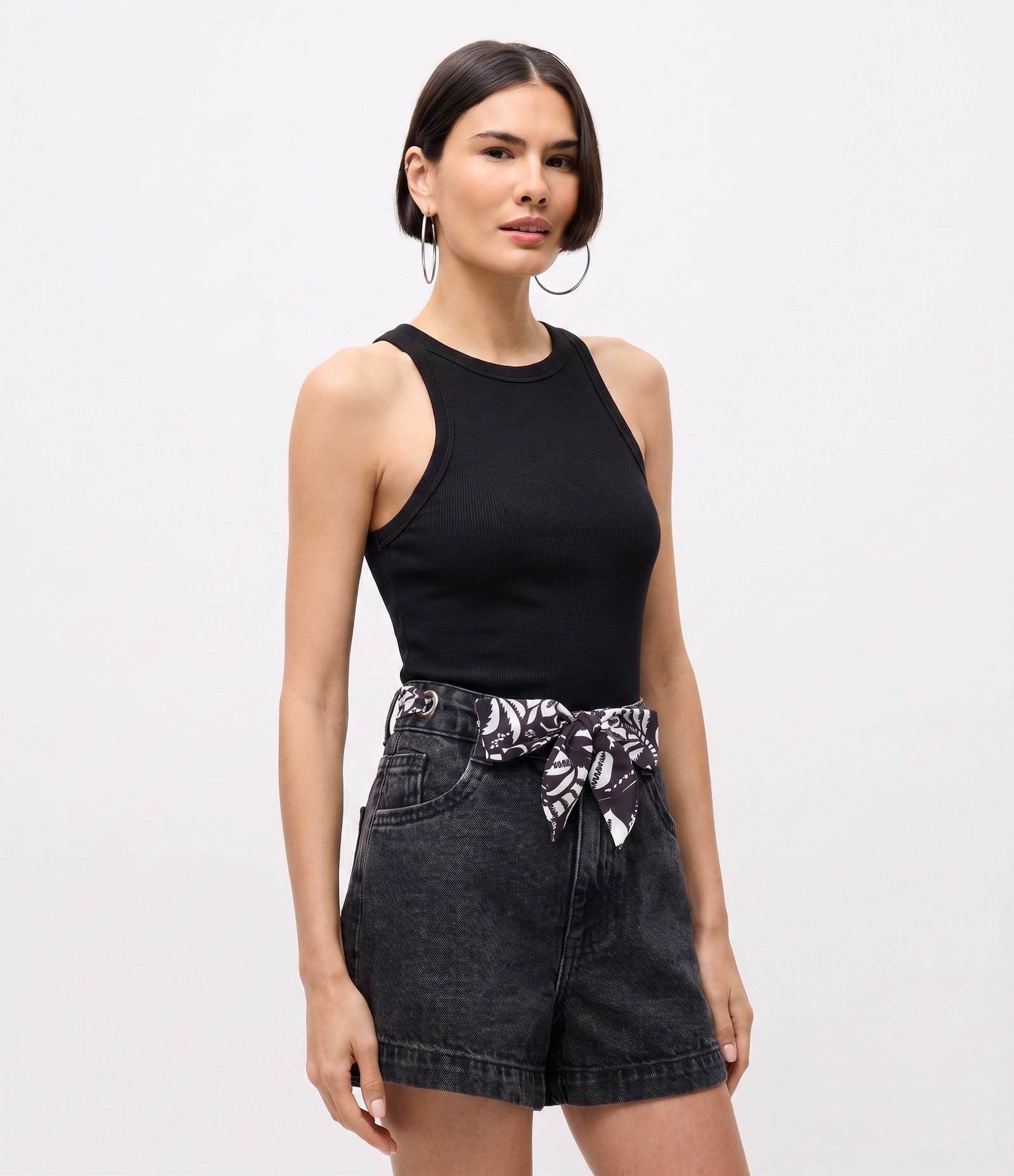Short Mom em Jeans com Cinto Lenço Estampado Preto 1