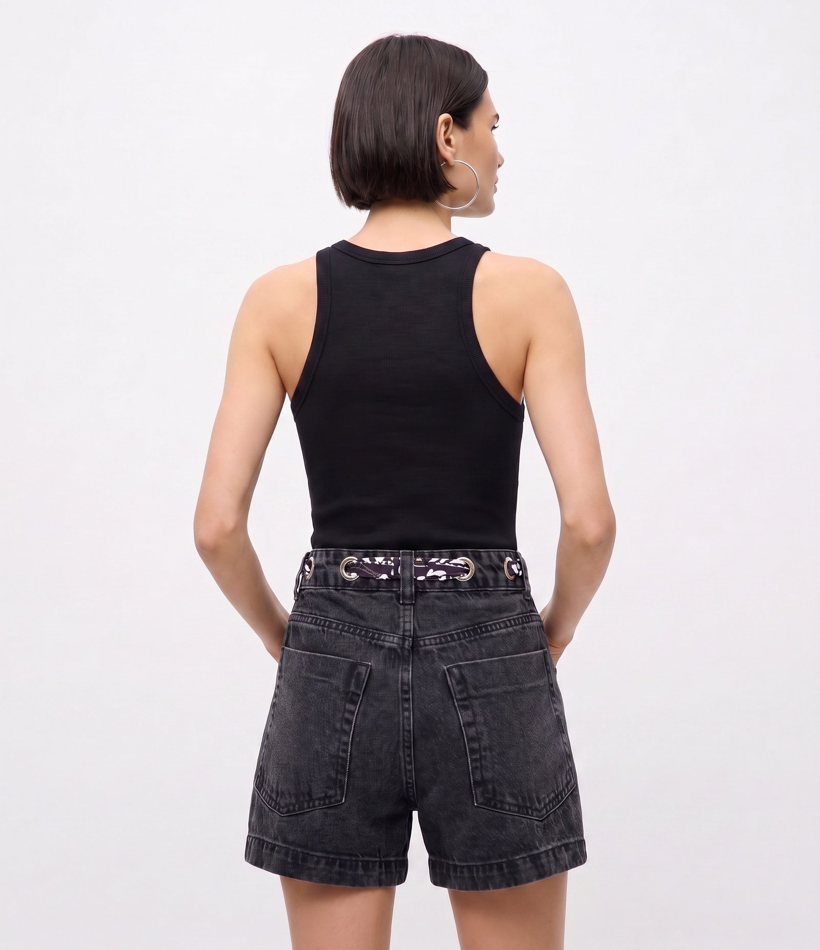 Short Mom em Jeans com Cinto Lenço Estampado Preto 4