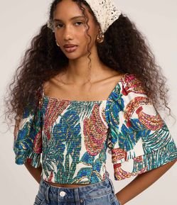 Blusa Cropped com Lastex e Estampa Folhagem