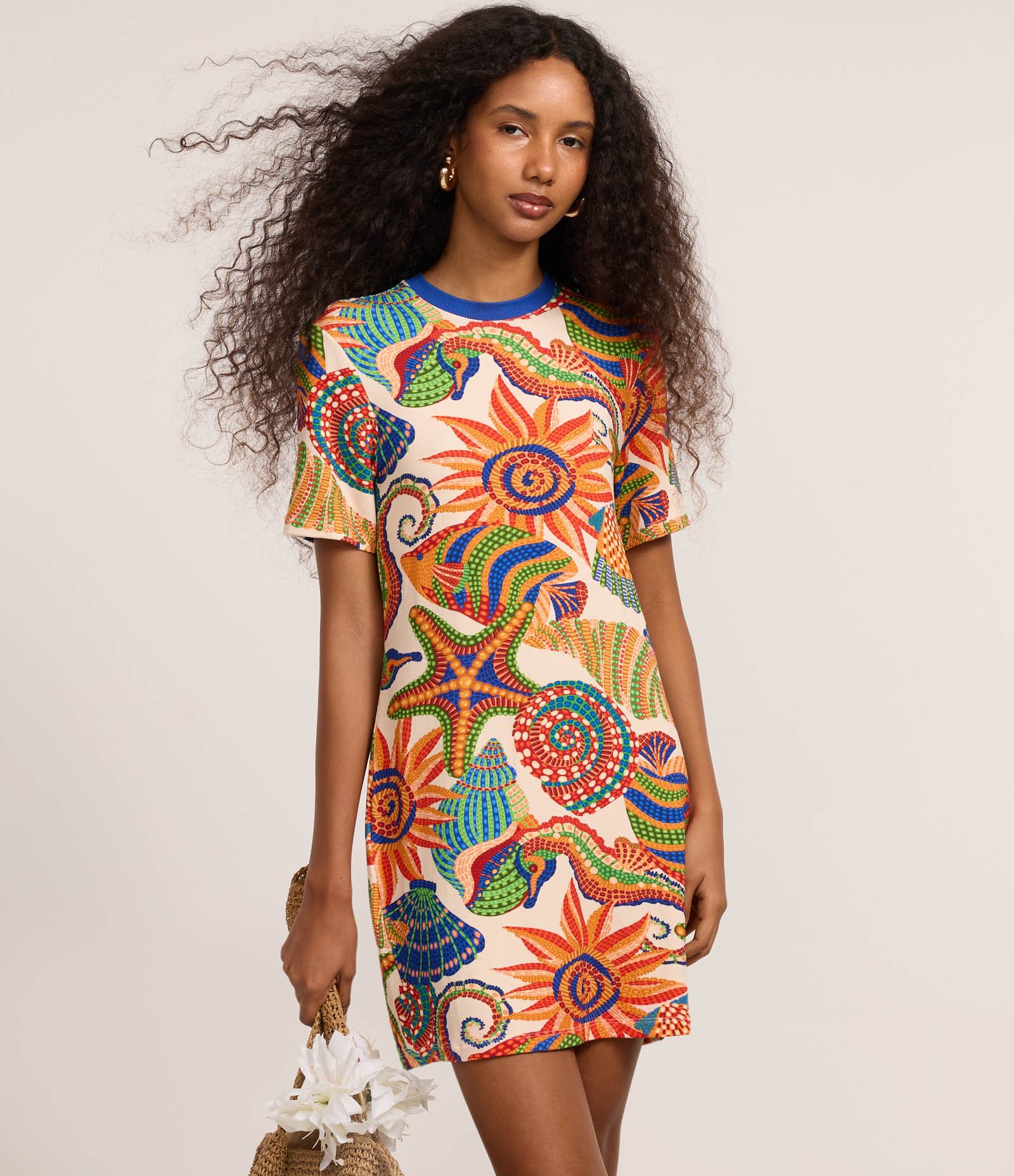 Vestido T-Shirt Curto em Viscose com Estampa Tropical Multicores 1