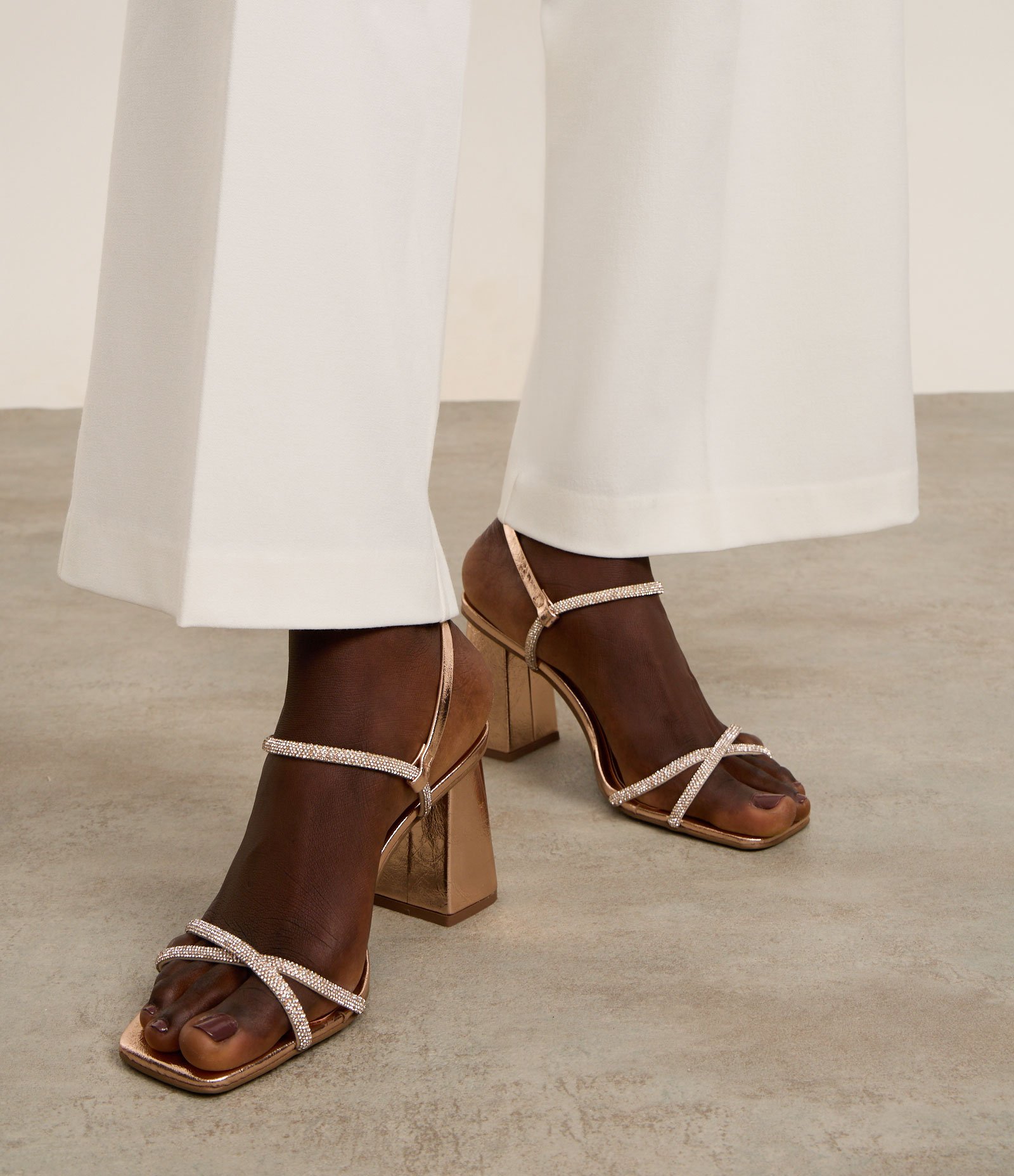 Sandália com Tiras Finas Cruzadas Brilhosas Rose 2