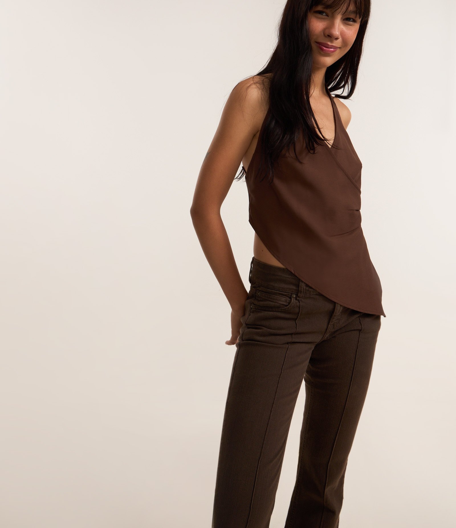 Calça Flare em Sarja com com Cós Duplo e Frisos Marrom 2