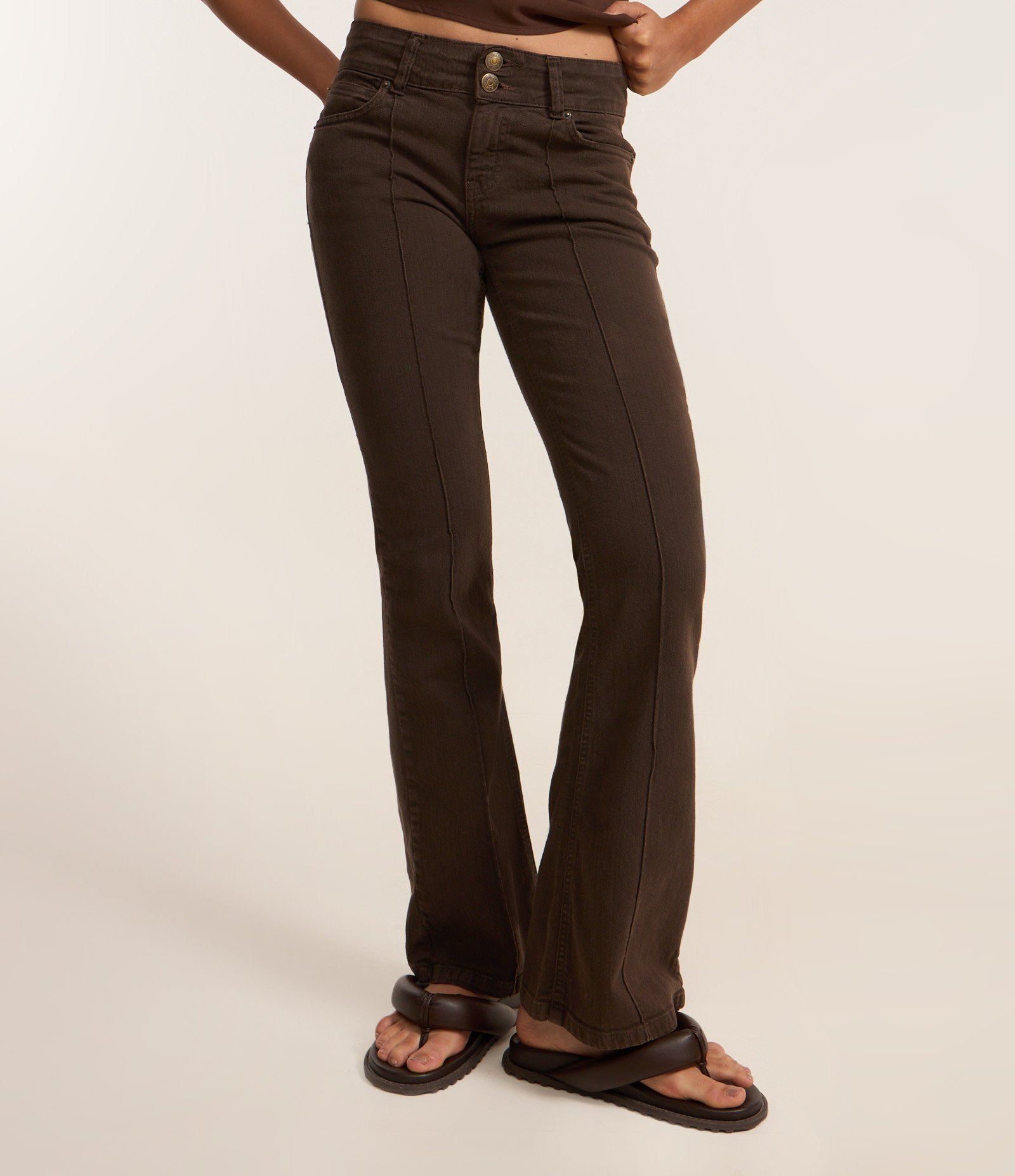 Calça Flare em Sarja com com Cós Duplo e Frisos Marrom 3