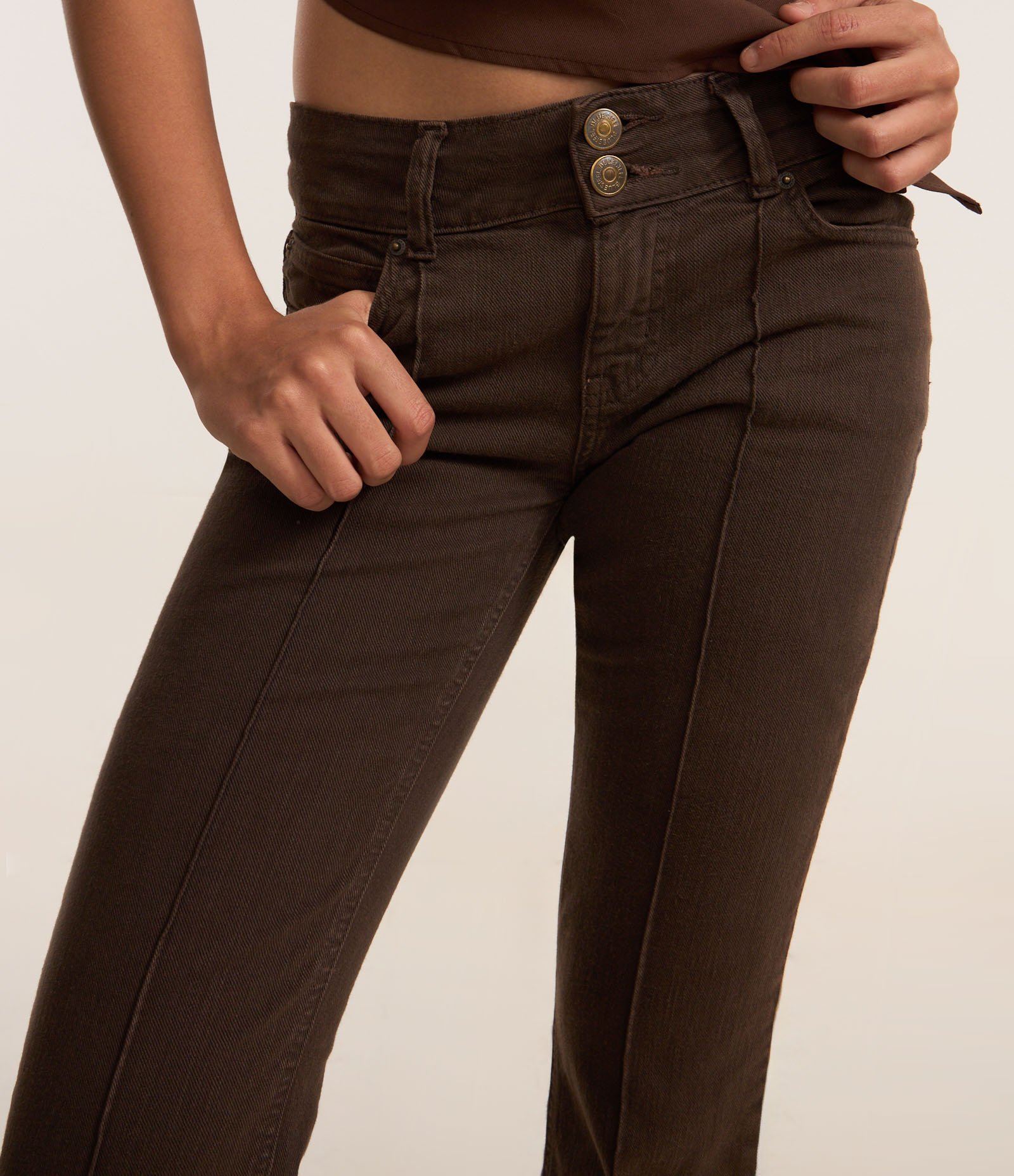 Calça Flare em Sarja com com Cós Duplo e Frisos Marrom 4