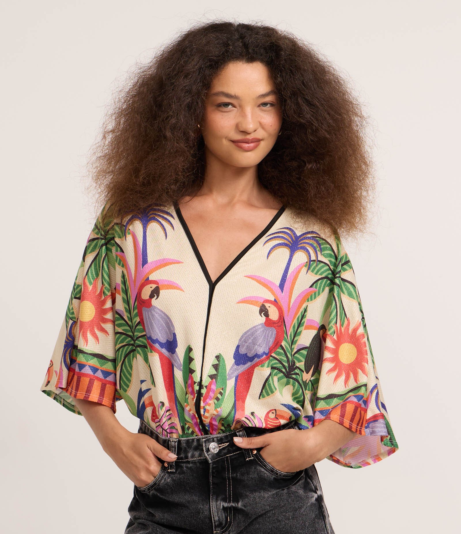 Body com Fio Metalizado e Estampa Arara Off White 1