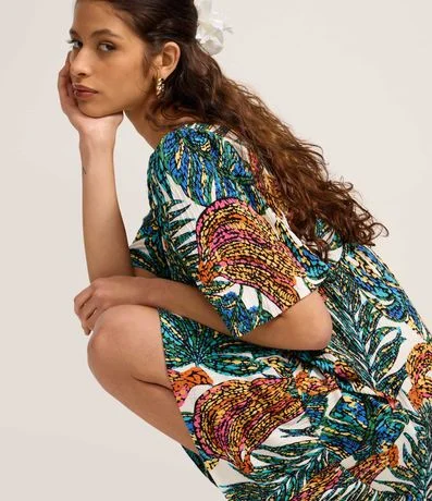 Vestido Curto com Decote Coração e Estampa Tropical Vestido Curto com Decote Coração e Estampa Tropical