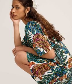 Vestido Curto com Decote Coração e Estampa Tropical