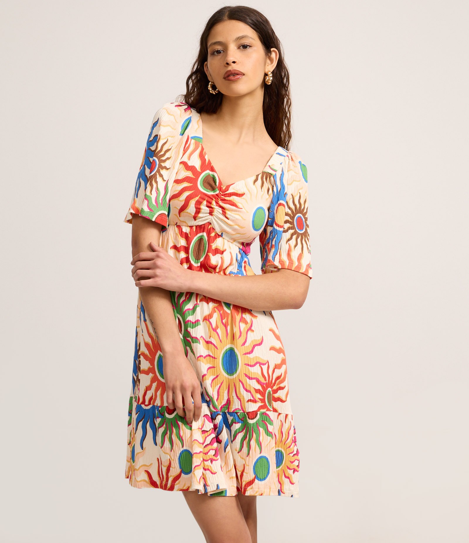 Vestido Curto Texturizado em Viscose com Estampa Sol Multicores 3