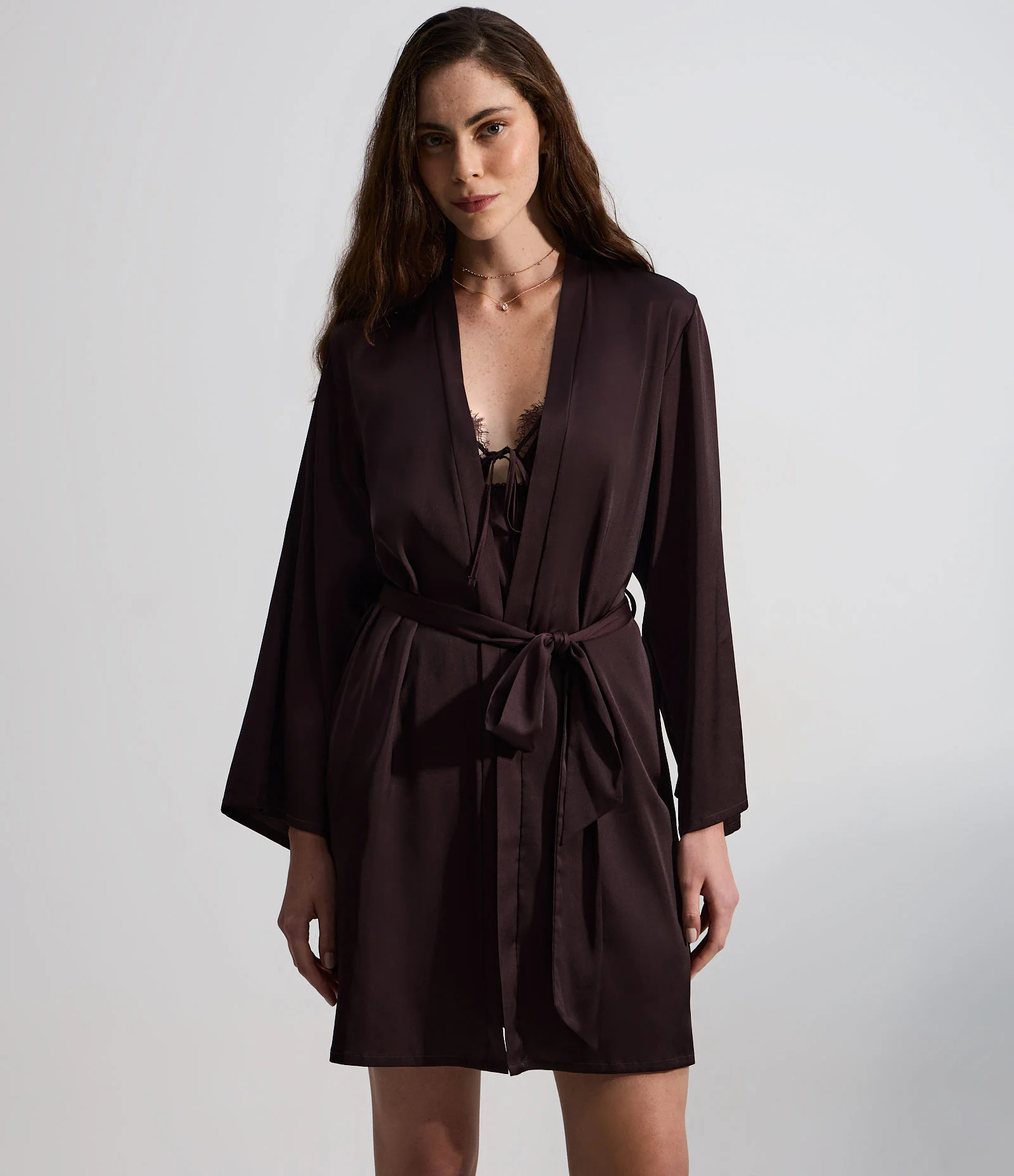 Robe Manga Longa Acetinado com Amarração Marrom 1