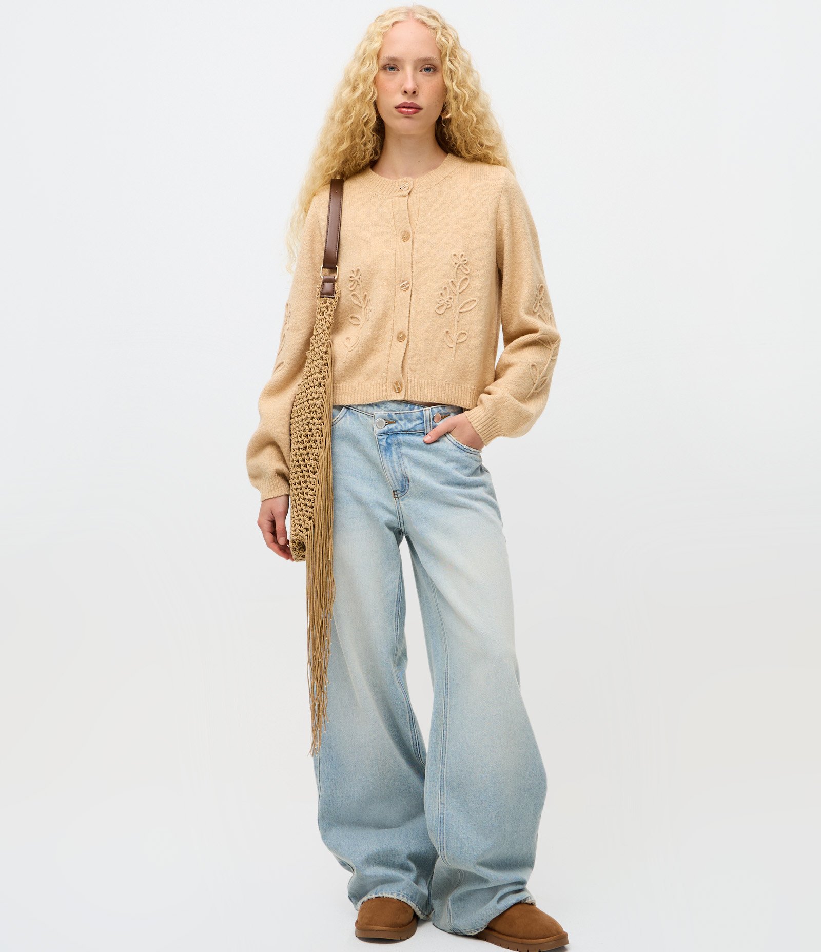 Cardigan em Tricô com Botões e Bordado Floral Bege 2