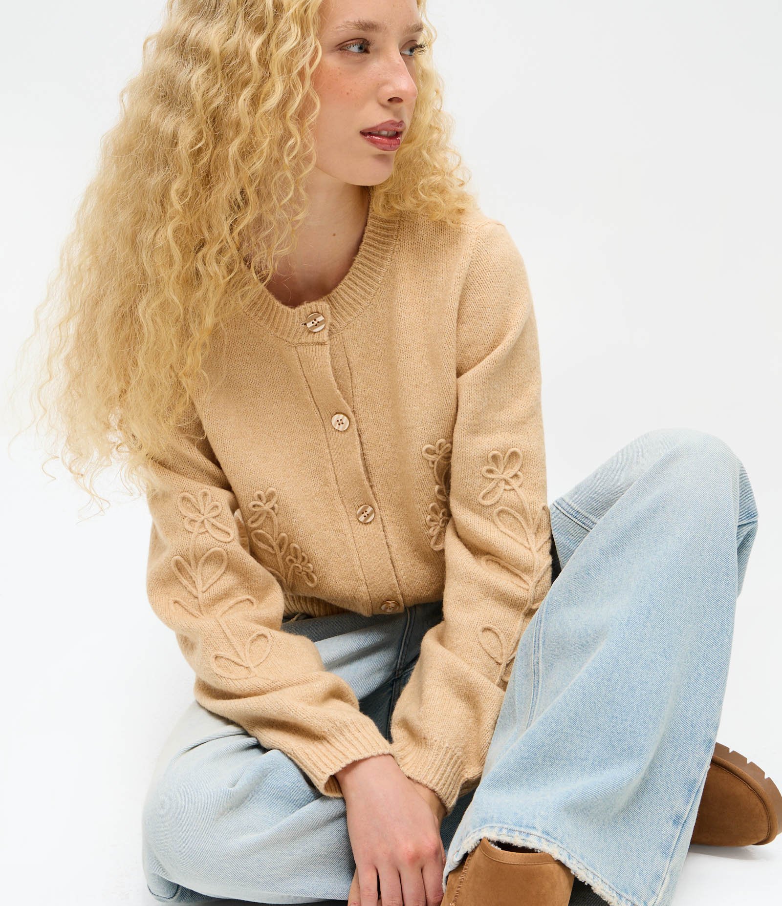 Cardigan em Tricô com Botões e Bordado Floral Bege 4