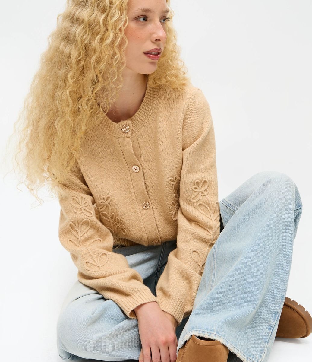Cardigan em Tricô com Botões e Bordado Floral Bege