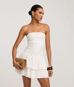 Vestido Curto em Laise com Babados e Bordado Floral