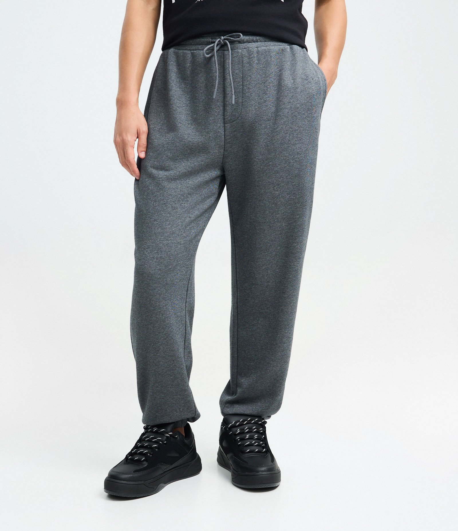 Calça Jogger em Moletom com Cós Elástico e Cordão Cinza 2