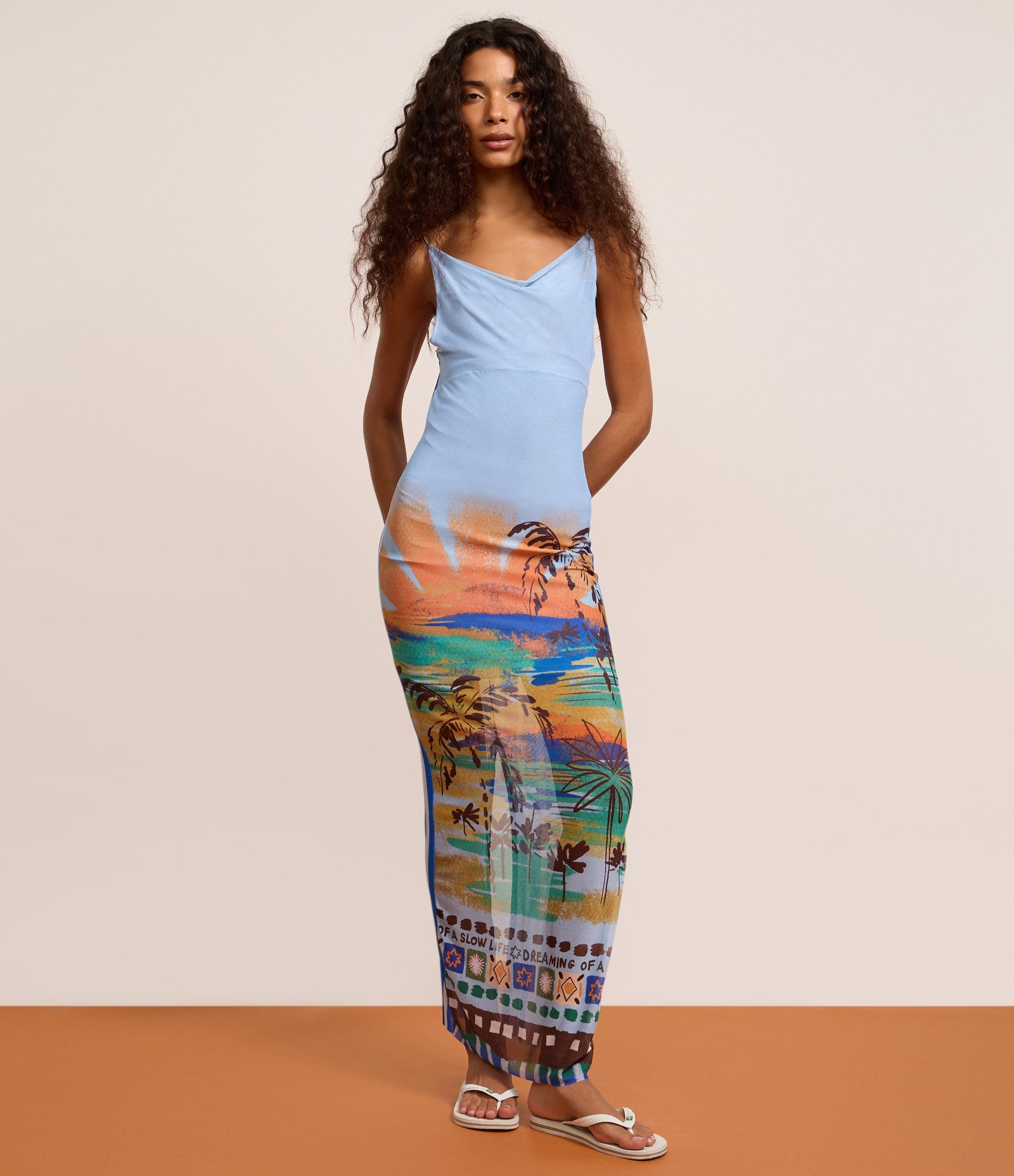 Vestido em Tule com Decote Degagê e Estampa Paisagem Azul 4