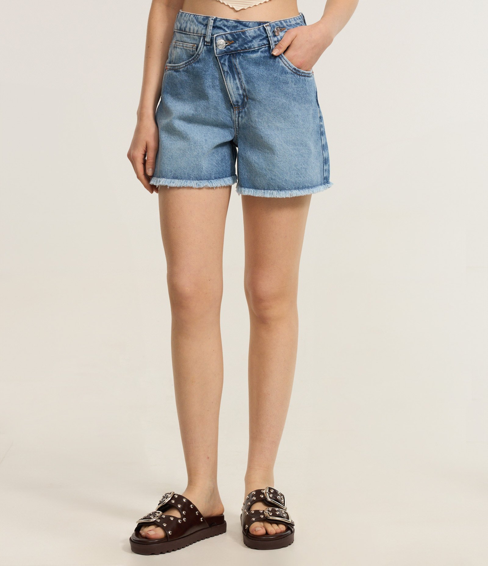 Short Jeans Reto com Cós Deslocado e Barra Desfiada Azul 3