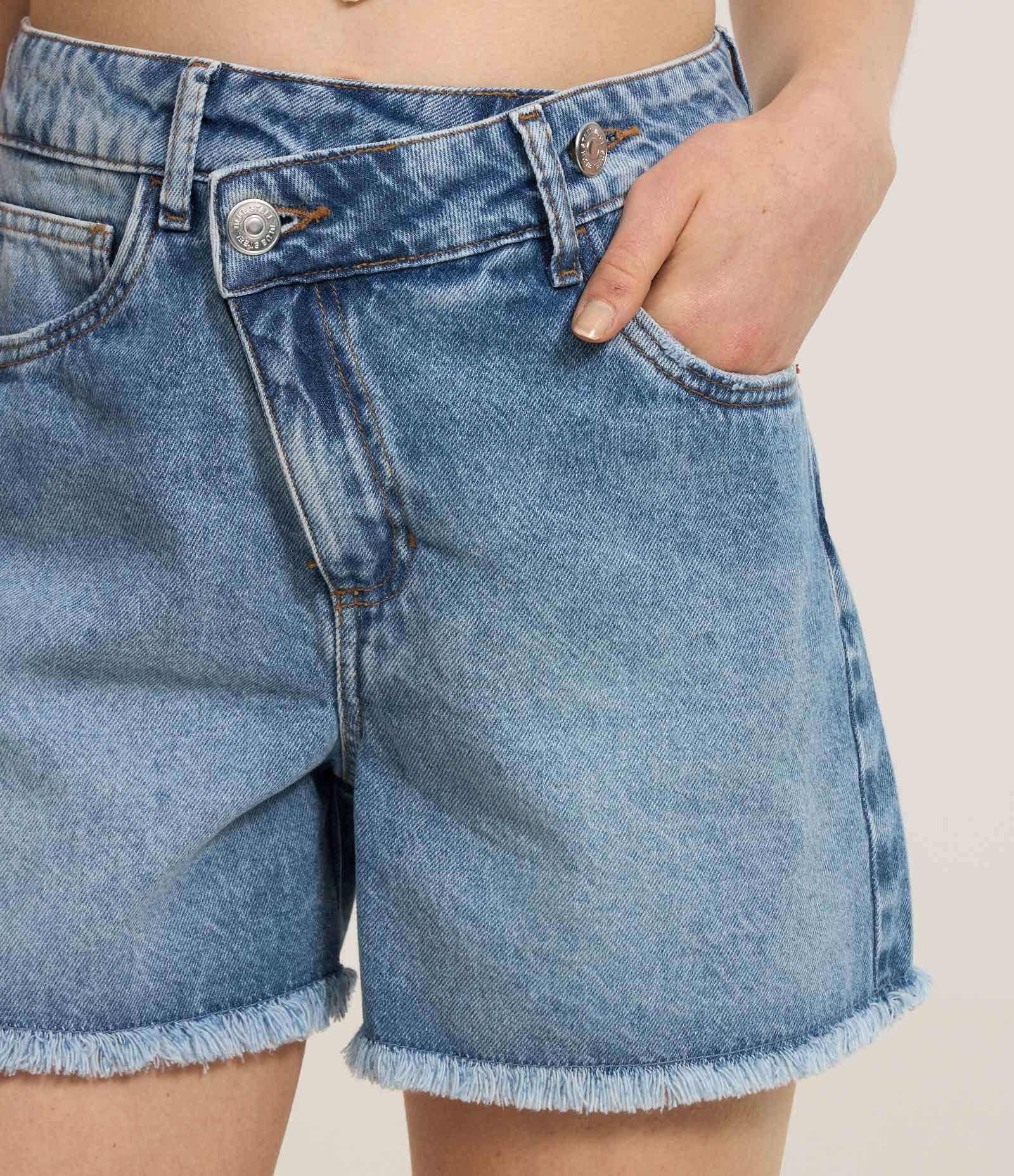 Short Jeans Reto com Cós Deslocado e Barra Desfiada Azul 4
