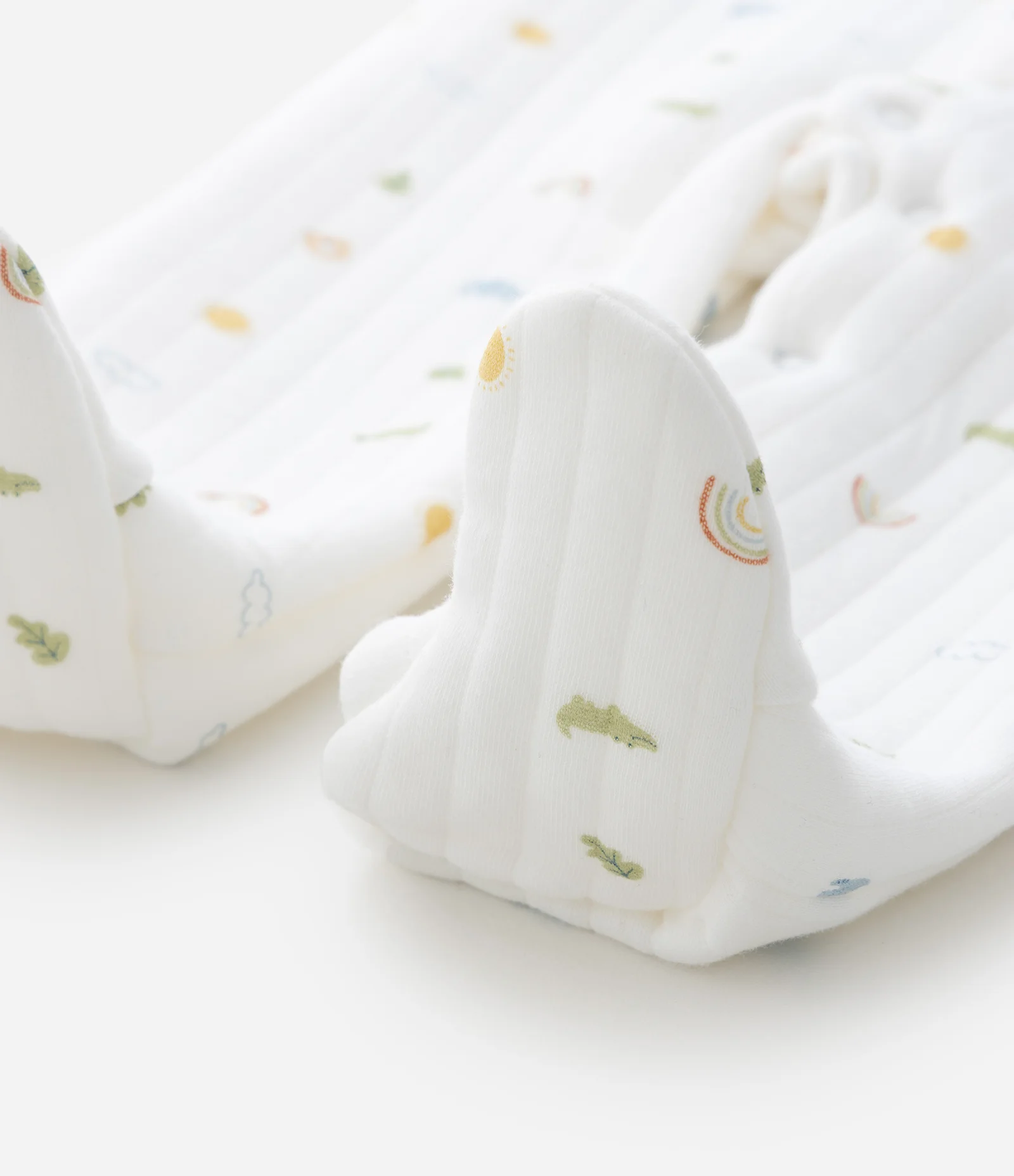 Macacão Infantil em Matelassê com Estampa Mini Icons – Tam RN a 18 Meses Branco 7