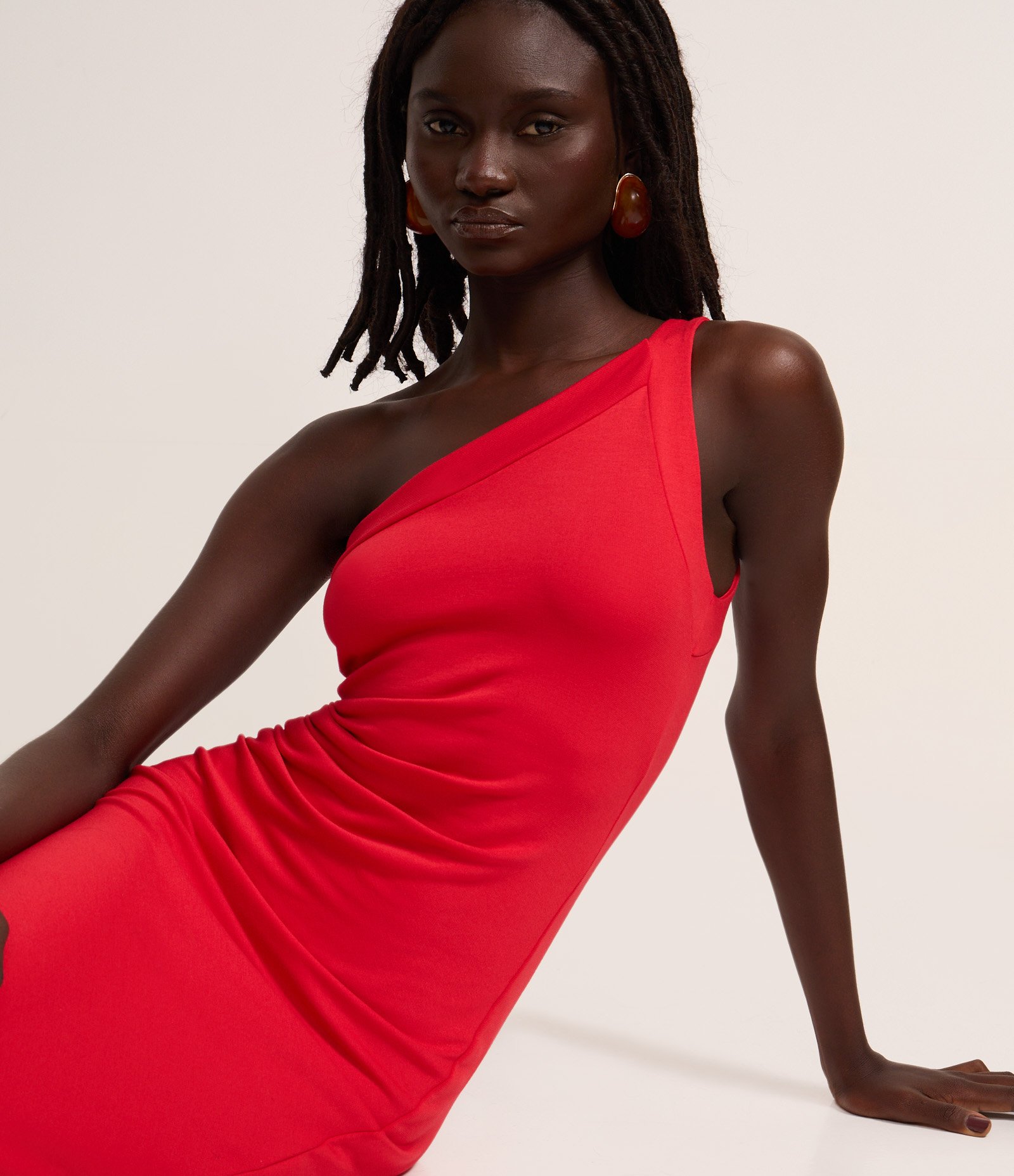 Vestido Long Midi com Ombro Só e Pregas Laterais Vermelho 4