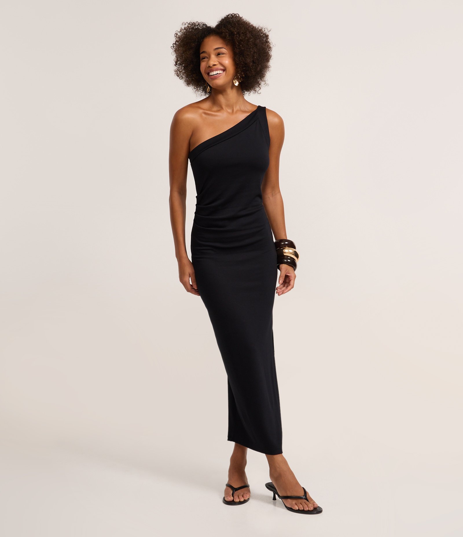Vestido Long Midi com Ombro Só e Pregas Laterais Preto 1