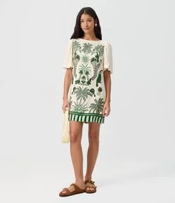Vestido T-Shirt Curto com Estampa Tropical e Abertura nas Costas