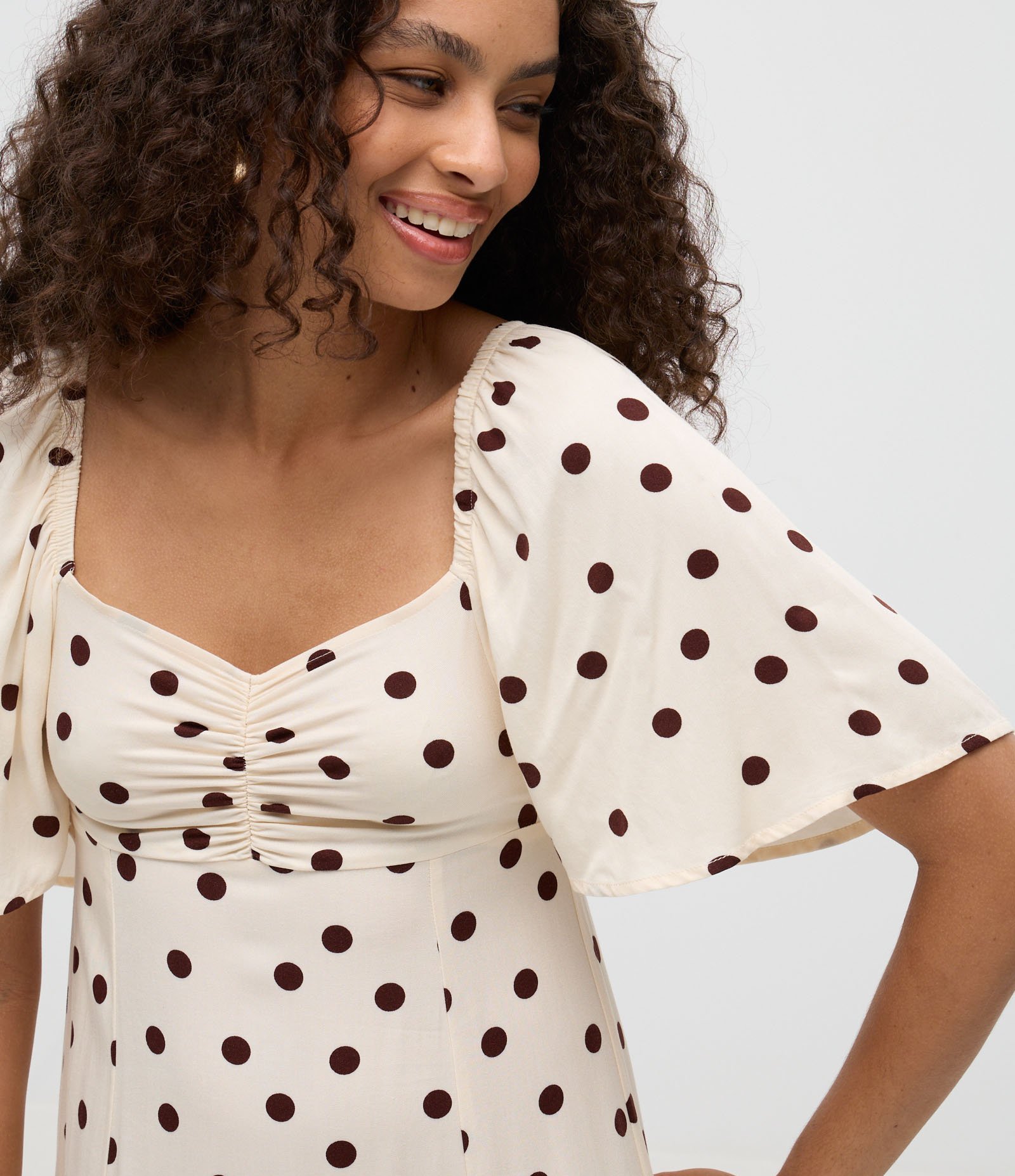 Vestido Longo em Viscose com Franzido no Busto e Poá Bege 3