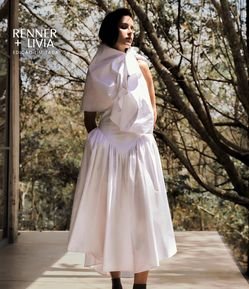 Vestido Evasê em Tricoline com Decote Cruzado e Saia Rodada