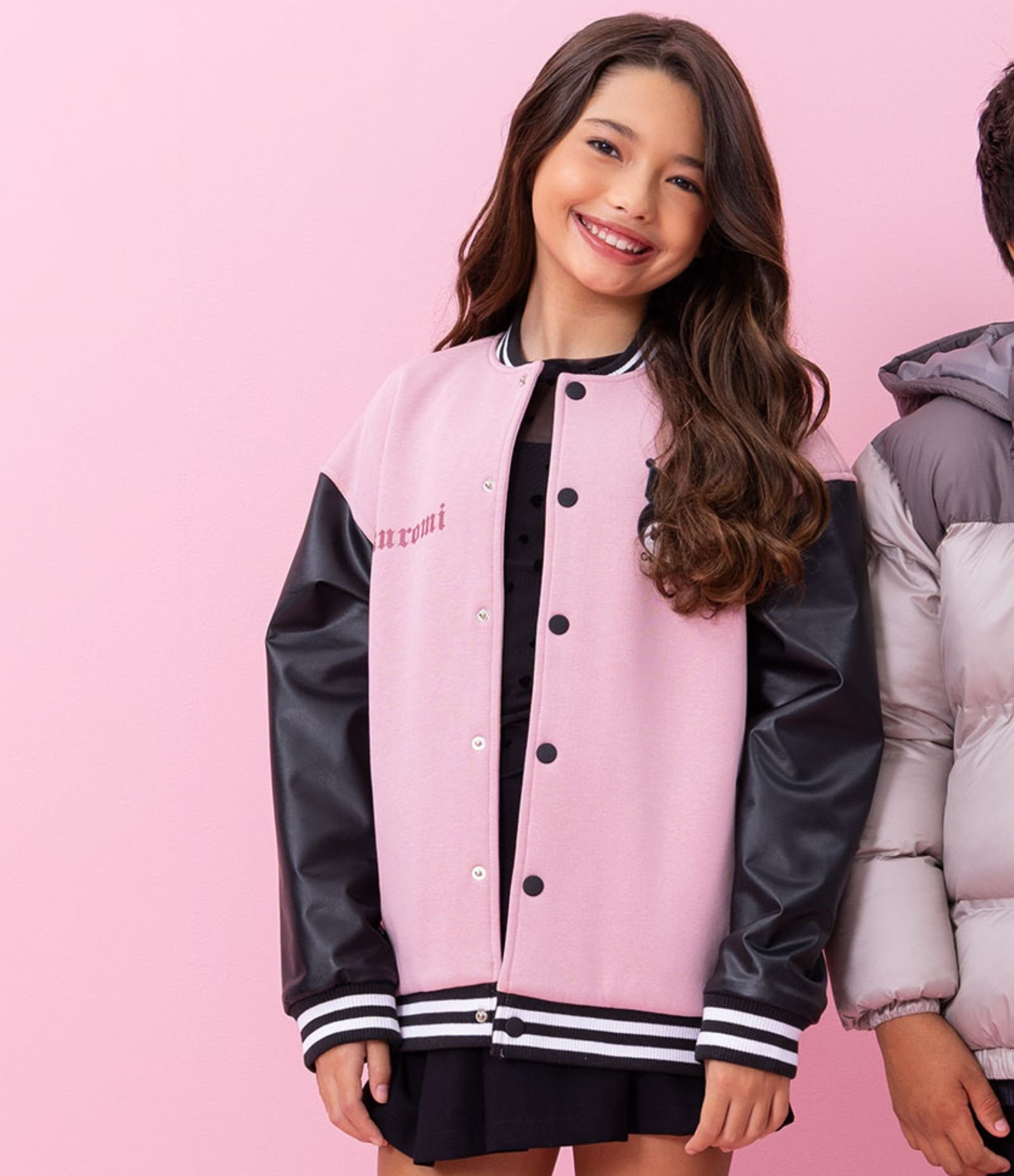 Jaqueta Infantil Bomber Varsity Kuromi – Tam 5 a 14 Anos Rosa/Preto 1