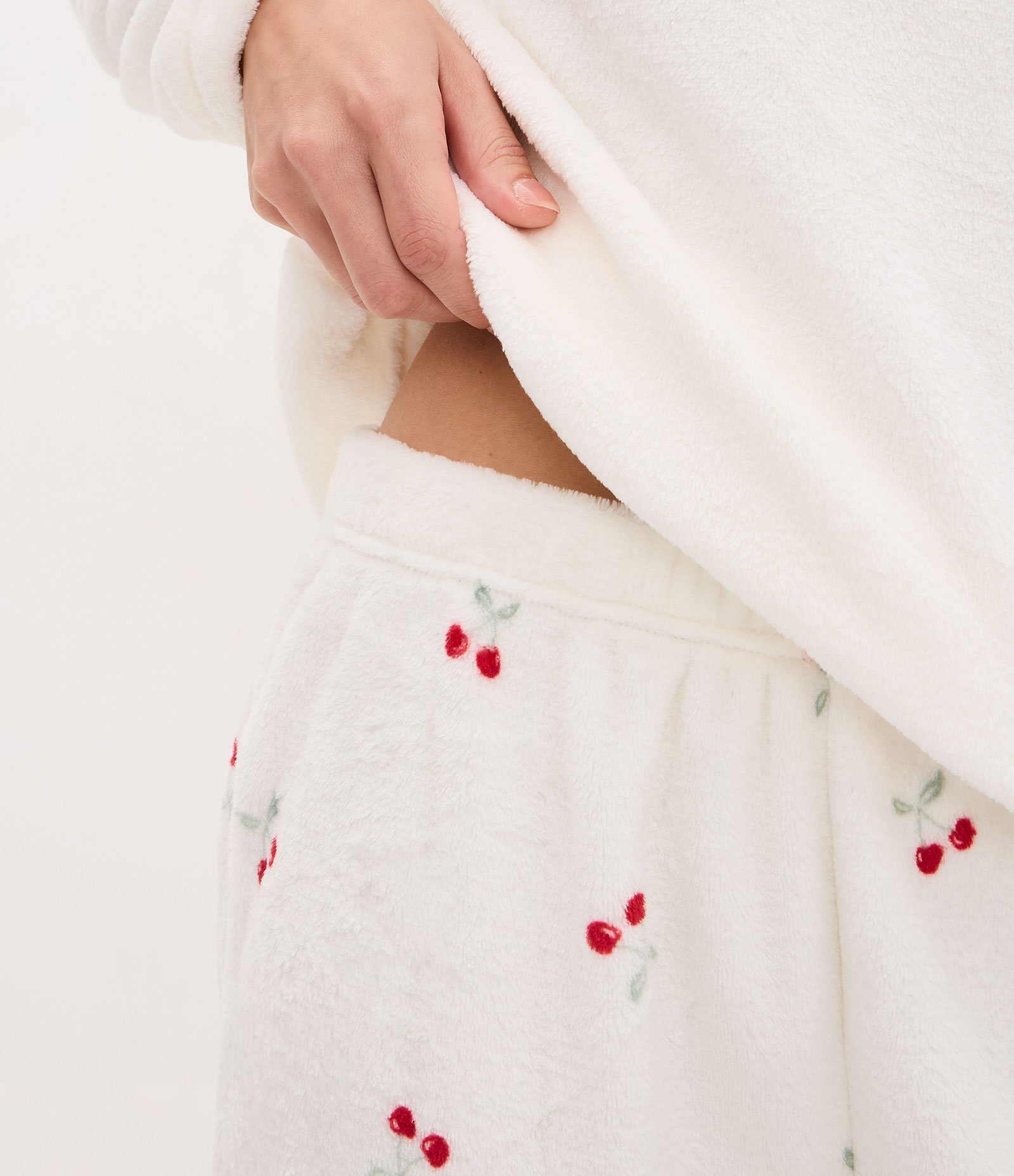 Pijama Longo em Fleece com Estampa de Cereja Branco 3